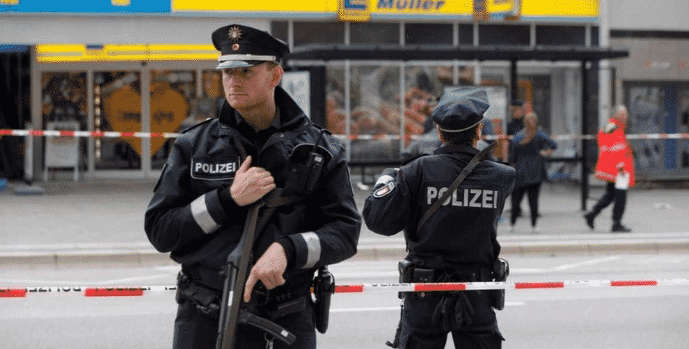 ألمانيا بعد انتحال صفة عناصر شرطة قام سوريان بـ طعن شاب ألماني بالسكين