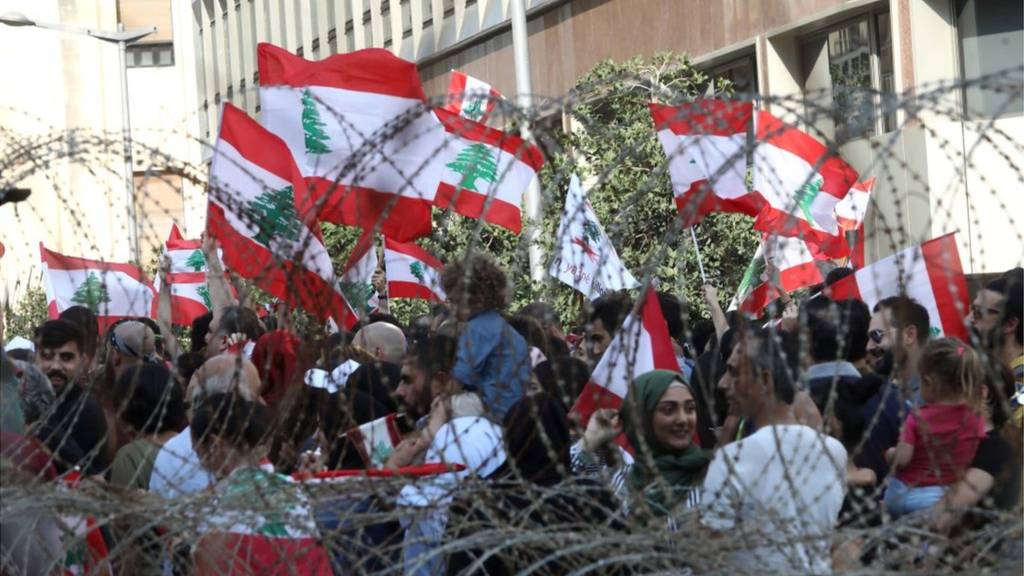 مظاهرات لبنان: الجيش اللبناني يدعم المتظاهرين ونصرالله يدعم الحكومة ويحذر بالنزول للشارع