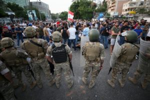 مظاهرات لبنان و الجيش اللبناني يدعم المتظاهريين