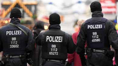 الشرطة الألمانية شابان يهاجمان فتاة عراقية وينزعان حجابها فى أحد شوارع ألمانيا