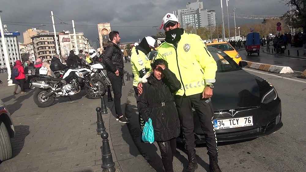 تركيا انتشار وترحيب واسع لقصة شرطي مرور ساعد طفلة سورية تشعر بالبرد