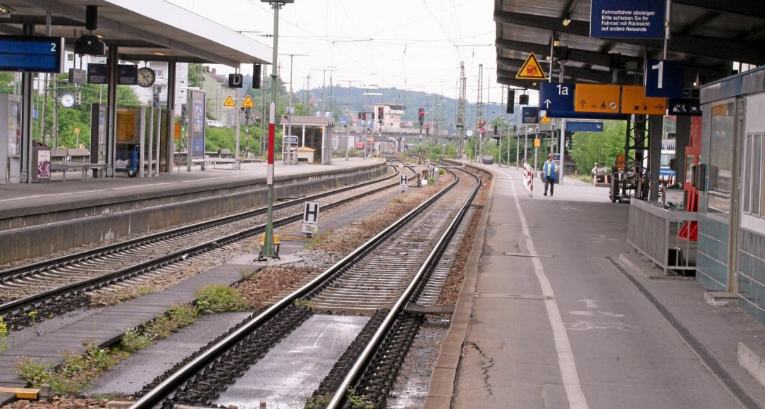 ألمانيا سوري يعض شرطية بقطار قادم من النمسا ويقفز نحو قضبان السكة الحديدية