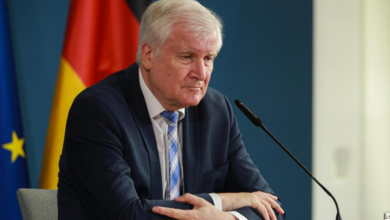 ألمانيا وزير الداخلية زيهوفر يطالب بمراجعة إمكانية ترحيل اللاجئين إلى سوريا