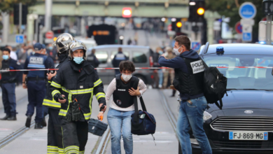 الشرطة الفرنسية قتلى في هجوم بسكين وقطع رأس امرأة في مدينة نيس واعتقال المهاجم